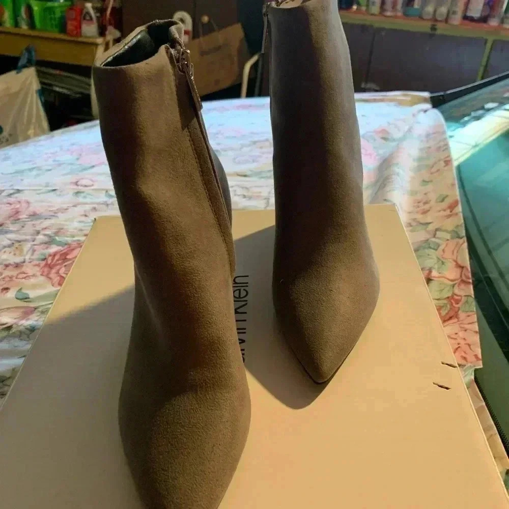 Calvin Klein Womens Ankle Boots with Heals Size 6 M
